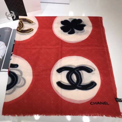 Chanel---秋冬款 不要解釋了…專櫃看到這個款就一眼愛上……沒有多餘的元素，簡單明瞭，一看就是Chanel 110*200cm羊絨