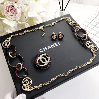 最高版本Chanel 套裝 未來感亮片自帶吸引力 氣質而不落俗套 樹脂都做了微妙處理 飽滿有質感  特別適合日常搭配 項鍊、耳釘、胸針