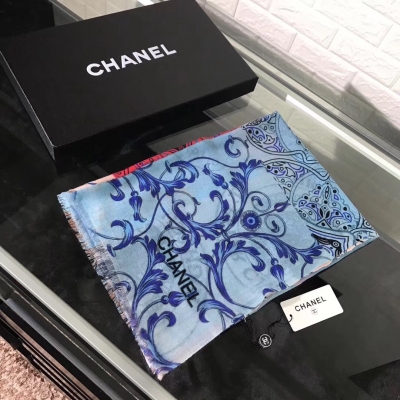 Chanel專櫃最新同步！本系列經過專櫃品質染色，首道工序清洗後直接加工，保持了原生態的柔順亮澤，嬰兒的肌膚品質 幼嫩綿滑，超級奢華，手感自然細膩到不行。真正的奢侈品！100％羊絨110*200cm