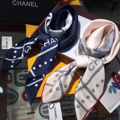 Chanel香奈兒絲巾 最新的復古31 RUE CAMBON康鵬系列，Chanel的配色一般都很有考究。19早秋最最新款，100%桑蠶真絲，春秋搭配簡單的打底，110*110cm頂級斜紋真絲方巾 兩個色