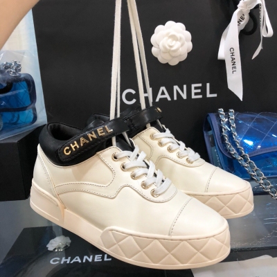 Chanel香奈兒 2019新款時尚休閒百搭款休閒鞋～絕對是你必備的時髦單品～富有光澤感。上腳彰顯氣場。更能拉長雙腿視覺比例。高端品質！進口柔軟羊皮，羊皮內裏墊腳，一比一五金扣件搭配魔術貼，耐磨成型底，SIZE 35-