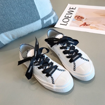 Chanel香奈兒 x Converse 聯名款小白鞋 不是超級VIP壓根買不到這款.且買且珍惜。鞋面採用義大利進口羊皮，原版一致布裡，定制專屬系帶（區別市場貨）開模定制大底。size:35-40