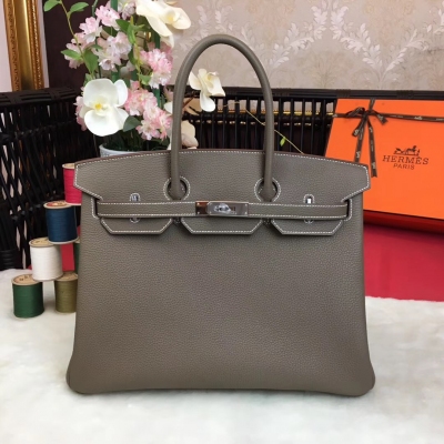 愛馬仕Hermes包包 經典款～【現貨】 BirKin35cm 原廠頂級進口小牛皮 全手工蜜蠟線縫製 老工匠手藝 細節完美無瑕疵 【大象灰】金銀扣