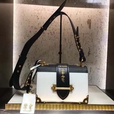 Prada普拉達新款首發 原單品質 Prada 最新款榮宅系列1BD045 復古風格單肩包 義大利進口Saffiano十字紋 超質感羊皮 採用進口設備  線路均有清晰 歐洲正品同步原版黃酮五金配件 進口環保油邊 可拆卸可