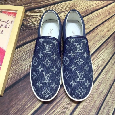 【LOUIS VUITTON】路易威登 男鞋以經典舒適聞名，這款休閒滑板鞋，更是將其品牌精髓體現的淋漓盡致！材質：鞋面原版牛仔布料牛皮拼接，內裡豬皮，原版舒適橡膠底，百搭又時尚！碼數：38-44