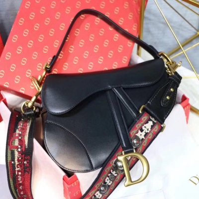 【Dior saddle 全皮系列包包】 迪奧新款女包 大號尺寸：25.5*20*6.5 cm 小號尺寸：19.5*16*6.5 cm