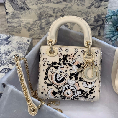 Dior迪奧 LADY DIOR mini floral embroidery 純手工繪畫與編織的花朵 在小牛皮上製作 可想而知 難度係數極其大了 搭配淡金色鏈條 分分秒秒幫你們還原專櫃限量版 此系列 配專櫃最新動物系列