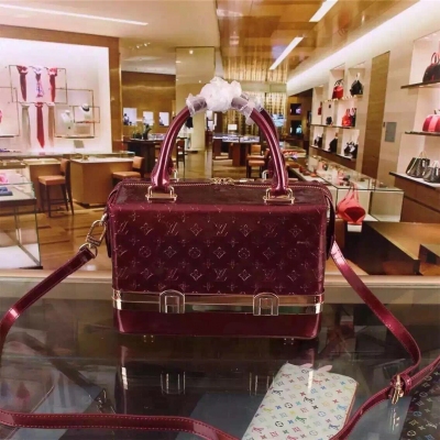 【louisvuitton-路易威登】專櫃原版開模最美麗的化妝包  讓你放肆的擺放 此包絕對是出席晚會、逛街、最佳首先 美麗動人的包包非 女神莫屬