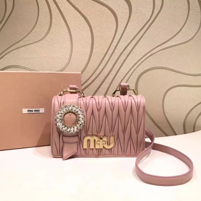 Miu Miu 2017謬家專櫃同步新款 5BD067#【粉配金扣】採用原版進口細膩綿羊皮 綿羊皮手感柔軟舒適 前面閃亮的鑽石，色彩奪人眼球 拋光鍍金金屬配件，搭配綿綢襯裡，肩帶不 拆卸，斜挎或單肩都適合 尺寸：22x1