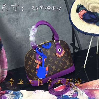 LV 2015新款ALMA BB TOTEM限量版貝殼手提包 獨家發佈～ 原汁原味少了經典的Monogram 圖案如何更原汁原味的呈現LV呢，而品牌也同樣具有創新精神，以部落元素加上經典元素讓一板一眼的老花有了活潑的味道