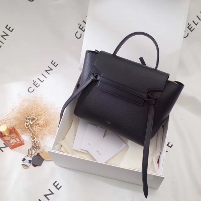 原單 CéLINE Belt Bag 鯰魚包 27CM Celine在IT Bag的世界裡總是占著一席之地 設計師Phoebe Philo設計出一款款風靡時尚圈的當紅IT Bag 鯰魚包(Celine Belt) 現在紐