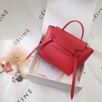 原單 CéLINE Belt Bag 鯰魚包 27CM Celine在IT Bag的世界裡總是占著一席之地 設計師Phoebe Philo設計出一款款風靡時尚圈的當紅IT Bag 鯰魚包(Celine Belt) 現在紐