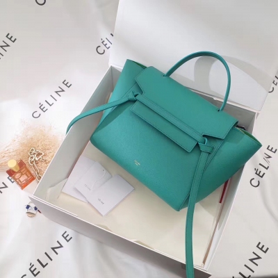 原單 CéLINE Belt Bag 鯰魚包 27CM Celine在IT Bag的世界裡總是占著一席之地 設計師Phoebe Philo設計出一款款風靡時尚圈的當紅IT Bag 鯰魚包(Celine Belt) 現在紐