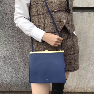 Celine 2017新款 MINI CLASP 夾子包，全新上市，五金是鍍18K黃金做成哦，3個內側信用卡槽，小胎牛皮+羊皮，手感超正！尺寸：23X20X4cm 型號:8862