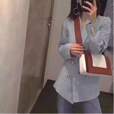 CELINE FRAME BAG 亮澤光滑帶紋路小牛皮肩背包 可斜挎做胸包 簡約不簡單 又一款爆款 今年不可或缺 尺寸：25*9*14（肩帶長度81cm）