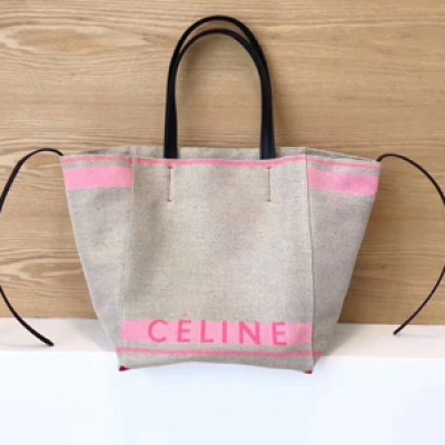 CELINE CABAS PHANTOM 沙灘包 心心念念終於出貨 現貨 明星網紅都在用 布料專門原版定制難度非常高 這種款型的包很能裝，比較耐用。相比于皮質包包，用的時候少了很多顧慮，即使是重物也捨得扔進去。這種材質看