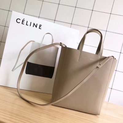 Céline Baby Cabas Celine新升級的水桶包內部大大的桶形空間設計，跨在肩上隨性又拉風，手拎著更時髦。原單牛皮系列全新上市！配圖片包裝！獨家獨家 尺寸：23-10-27cm