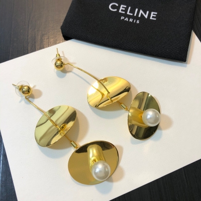 CELINE 耳釘 上身又仙又酷 還十分親膚 大愛啊～ 國內外明星名模都已紛紛上身 快快收入囊中