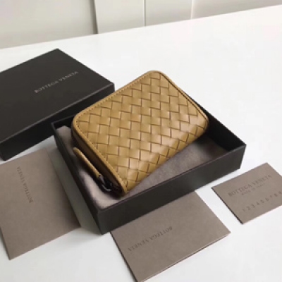 BV Bottega Veneta114075經典單拉的縮小款，超實用的胎牛皮散錢包。裡外都是胎牛皮 尺寸10x7X2cm