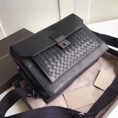 BV Bottega Veneta477666獨家新款胎牛皮郵差包造型精緻小巧，頗具結構感，正面帶有intrecciato編織口袋，背面為光滑的按扣口袋。搭配可調節絲頻寬帶使其斜挎或肩背更佳舒服。尺寸27*19*9cm