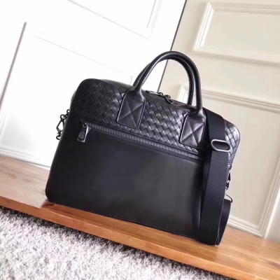 BV BOTTEGA VENETA 407555最新秋冬新款男士手提公事包配長肩帶 採用原廠正品胎牛皮半編織做法內設有Ipad存放安全性更好，時尚奢華風格更顯男士魅力41X29X9，小號36Cm獨家定制（進口胎牛有手指劃