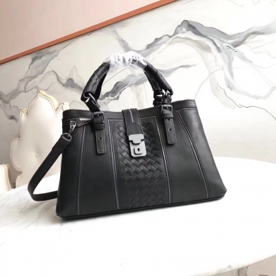 BV Bottega Veneta 7455羅馬最新做法，以黑色為大面灰色為點綴讓包非常有創意 立體感分明，喜歡羅馬包的你不容錯過喲32X20x16