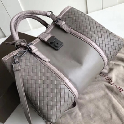 BV BOTTEGA VENETA 7453羅馬最新做法 原廠胎牛皮定制 以灰色為大面蟒蛇皮為點綴讓包非常有創意 立體感分明 喜歡羅馬包的你不容錯過喔 尺寸32*20*16cm