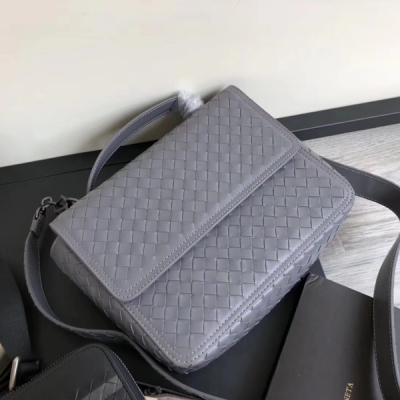 BV BOTTEGA VENETA 522922新上市女士手提包小巧精緻，採用胎牛皮精心打造設有時尚潮流大版帶搭配，設計簡潔時尚，反蓋式設計有合蓋吸扣，安全感滿滿嘀，24x17x7