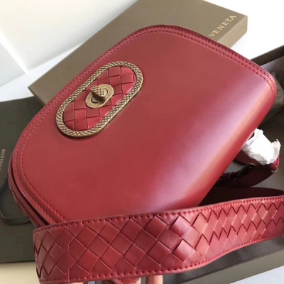 BV BOTTEGA VENETA 1159Luna斜挎包在本季中新穎呈現，備受青睞，是職業女性理想中的日用手袋。配以intrecciato手工皮革編織側圍，曲線造型小巧精緻，輕鬆收納日常用品。Ellittica鎖扣別具