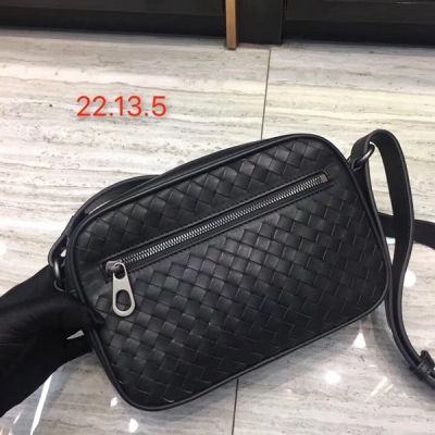 BV BOTTEGA VENETA 迷你小方包：款斜挎包空間充裕，打蠟胎牛皮手工編織製作，小巧精緻實用款