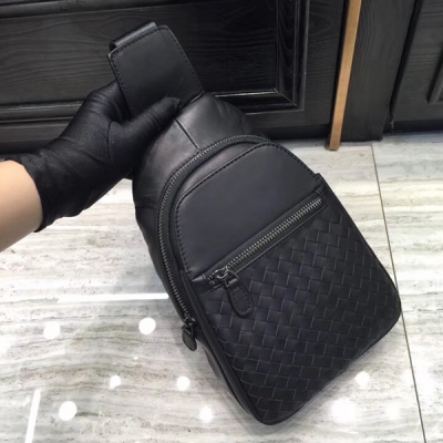 BV BOTTEGA VENETA 胸包是沿襲BV工藝所推出的全新男裝必備配飾。完全採用結實柔韌的皮革手工編織製作，背面輕柔加襯，搭配方便取用的正面口袋，配以標誌性的金屬色配件，肩帶可輕鬆調節，方便斜挎攜帶。