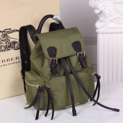 爆款原單明星同步款 歐洲原版新款Burberry 標誌性「The Rucksack 軍旅背包」，臻選輕便的尼龍材質，搭配小牛皮飾邊