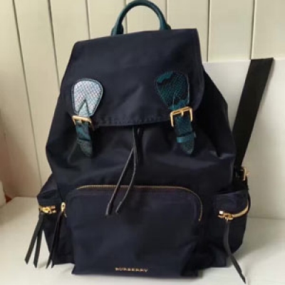 Burberry專櫃 The Rucksack 軍旅背包。大號40148781蛇紋。 採用柔韌的防水尼龍布料拼接牛皮壓制蛇紋搭配。既輕便又實用。 旅行首選 31.5*14*38cm 深藍色