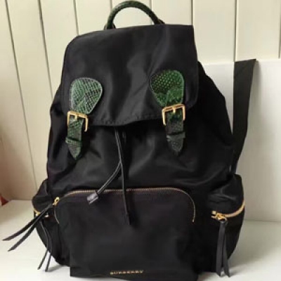 Burberry專櫃 The Rucksack 軍旅背包。大號40148781蛇紋。 採用柔韌的防水尼龍布料拼接牛皮壓制蛇紋搭配。既輕便又實用。 旅行首選 31.5*14*38cm 黑色