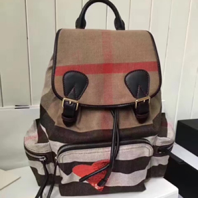 Burberry 最新亮片心形 The Rucksack 大號40302051。Canvas 格紋拼皮革軍旅背包。多功能拉鍊口袋。