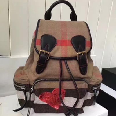 Burberry 最新亮片心形 The Rucksack 中號40302031。 Canvas 格紋拼皮革軍旅背包。