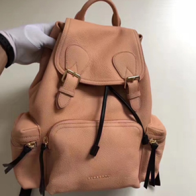 專櫃新品Burberry The Rucksack 中號樹脂鏈條鹿皮軍旅背包。40532641。臻選柔軟粒紋鹿皮精製而成，並以粗制樹脂鏈條背帶重新演繹。其休閒柔和的包型可追溯至 20 世紀初期歷史檔案中的軍旅風格，在此基