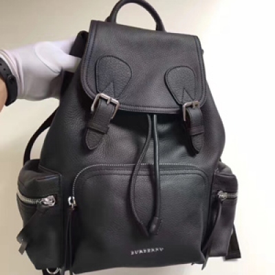 專櫃新品Burberry The Rucksack 中號樹脂鏈條鹿皮軍旅背包。40532641。臻選柔軟粒紋鹿皮精製而成，並以粗制樹脂鏈條背帶重新演繹。其休閒柔和的包型可追溯至 20世紀初期歷史檔案中的軍旅風格，在此基礎