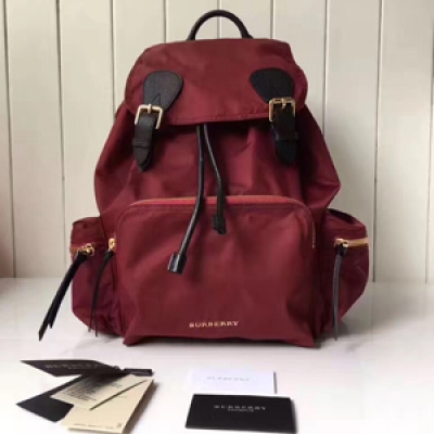 Burberry專櫃 The Rucksack 軍旅背包。大號40148781採用柔韌的防水尼龍布料拼接牛皮搭配。既輕便又實用。 旅行首選哦 31.5*14*38cm