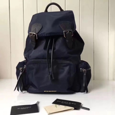 Burberry專櫃 The Rucksack 男士軍旅背包。大號40154791。 採用柔韌的防水尼龍布料拼接牛皮搭配。既輕便又實用。 旅行首選哦 需要注意的是男款是槍色五金、背帶不帶鏈條的哦。31.5*14*38cm