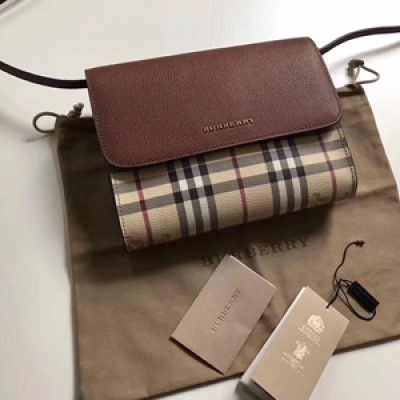 正品打版Burberry 專櫃新款粒紋牛皮配pvc面料斜背包。40605301。 Haymarket 格紋斜背包，搭配對比色皮革邊飾，與手繪塗漆收邊，纖巧立挺的版型設計，可整齊收納隨身物品，方便隨時取拿。22*6*16c