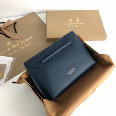 Burberry巴寶莉牛皮手腕袋，煥新呈現活力色彩。30*6*18cm 外層：100%山羊皮 內層：100%皮革 拉鍊開合 正面飾有「Burberry」字母壓花徽標 義大利制 型號5581