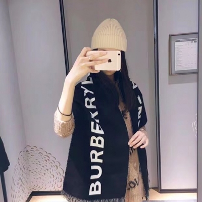 BURBERRY巴寶莉圍巾 大字母Logo羊絨圍巾系列一直是限量爆款專業的Burberry基本很難搶等貨超久，最高定限量款！！時尚搭配秀圖肯定會火爆各平臺！！！因為這款披肩真的誰圍誰大牌，屬於B最穩的力作 貿易公司的訂