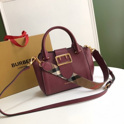 Burberry巴寶莉 托特包款「The Buckle 搭扣包」，命名取自其主打設計項目亮澤扣環，旨在讚頌品牌經典 Trench 風衣。本包款臻選醇尚的粒紋皮革材質，採用精湛匠藝，產自義大利工坊。版型簡約精巧，是適合日常