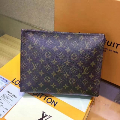 【正品複刻 】獨家實拍！26號盥洗袋 LV M47542 大號Monogram帆布化妝盒，內部空間寬敞，兩側採用接襠式設計，方便取放物品，可將它輕而易舉地放進手袋中。尺寸:26x20x5cm