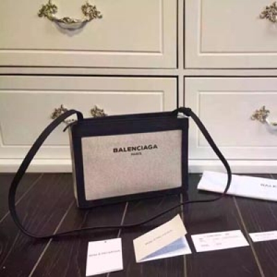 Balenciaga 帆布配皮購物袋，看起來不但酷酷的，休閒風 也同時萌萌的 尺寸26.19