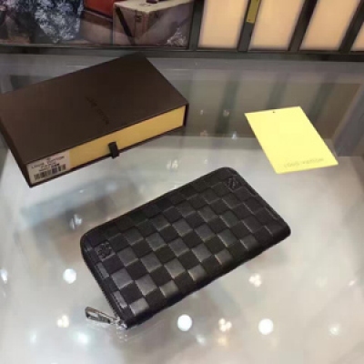 這款 LV Brazza 錢夾以非常柔軟的 Damier Infini 皮革，以低調的方式詮釋了經典的路易威登圖案。精巧的外形設計適合大多數夾克的胸部口袋。型號：60017壓格啡，尺寸：19x10