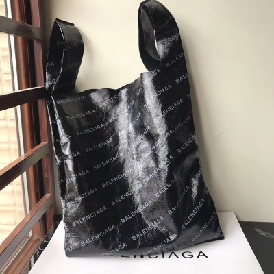 Balenciaga巴黎世家新品Newest arrived 奇葩新款 環保黑膠袋現貨熱賣！獨家首發亮相，義大利進口羊皮，裡外全皮 還配有化妝包很實用就對了 311B95黑色