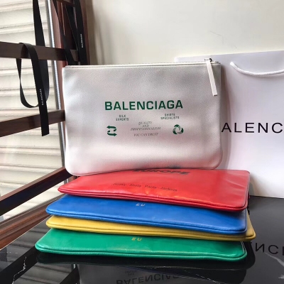 Balenciaga巴黎世家 新品Newest arrived 最新最潮手拿包 現貨熱賣！義大利進口羊皮  尺寸34＊23cm 371象牙白