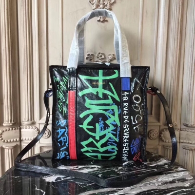 Balenciaga巴黎世家 塗鴉 Balenciaga Bazar新款加入了很多手繪塗鴉和字體， 不同顏色不同風格讓整個包看起來有種頹廢不羈得很徹底的感覺，最讓我滿意的是只要穿得很簡單拎上就能提升整個氣場，輕而易舉的帥